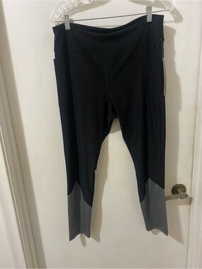 VOGO Athletica Black 7/8 Leggings with Gray Geometric Cuff Detail NWT XL